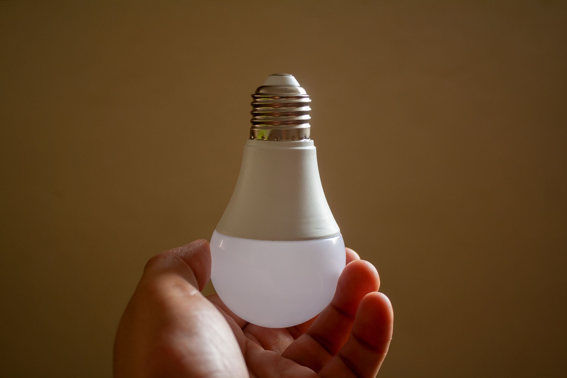LED žiarovka v ruke a inteligentný spínač